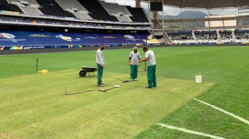 La organización de la Copa América trabaja intensamente en el campo de juego del Nilton Santos.