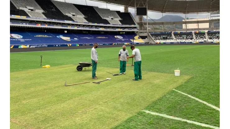 La organización de la Copa América trabaja intensamente en el campo de juego del Nilton Santos.