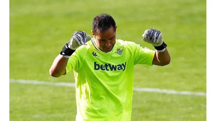En Betis están muy contentos con la presencia de Bravo en el arco