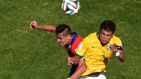 Thiago Silva marcando a Alexis Sánchez en Brasil 2014