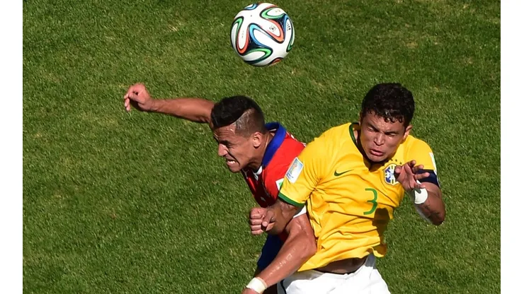 Thiago Silva marcando a Alexis Sánchez en Brasil 2014