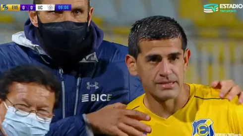 Gustavo Poyet y le da ánimo a Barroso tras la lesión del jugador rival en Copa Chile.