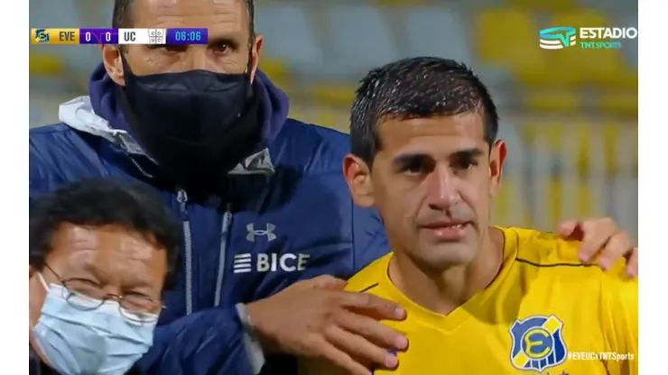 Gustavo Poyet y le da ánimo a Barroso tras la lesión del jugador rival en Copa Chile.