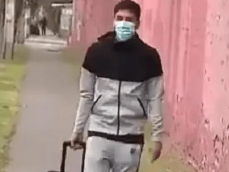 Marcelino Núñez llega caminando a la concentración de la Roja