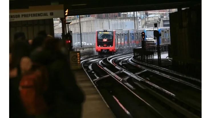 El Metro funciona pese a la Cuarentena (Fase 1) en Santiago.