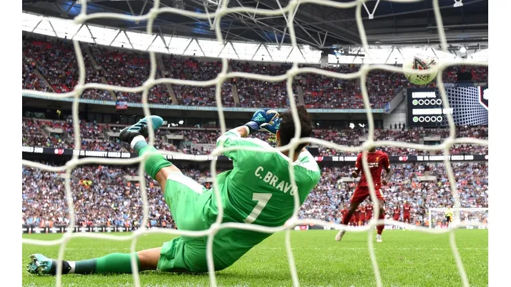 Claudio Bravo se creció ante el Liverpool de Alisson, Fabinho y Firmino.