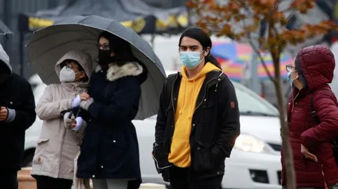 Incluso bajo la lluvia, los jóvenes del país han asistido en masa a vacunarse contra el Covid-19.