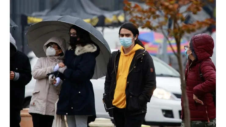 Incluso bajo la lluvia, los jóvenes del país han asistido en masa a vacunarse contra el Covid-19.