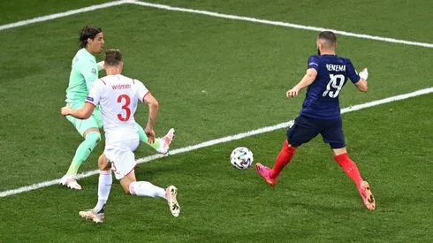 Benzemá pincha la pelota para poner el 1-1 parcial