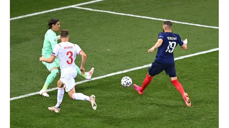 Benzemá pincha la pelota para poner el 1-1 parcial