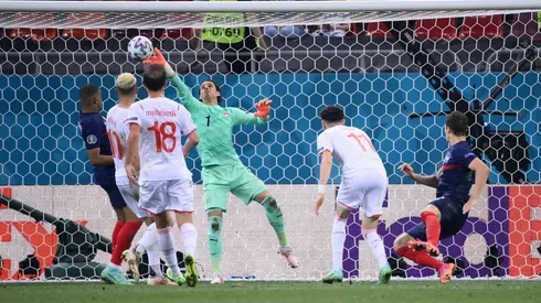 Sommer fue la figura de la noche tapando el penal de Mbappé en el final