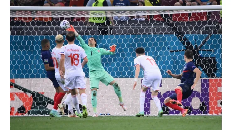 Sommer fue la figura de la noche tapando el penal de Mbappé en el final