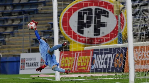 Bernedo tuvo un estreno soñado, atajando un penal para darle vida a la UC en Copa Chile.