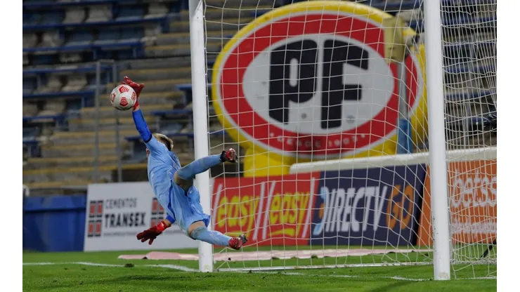 Bernedo tuvo un estreno soñado, atajando un penal para darle vida a la UC en Copa Chile.