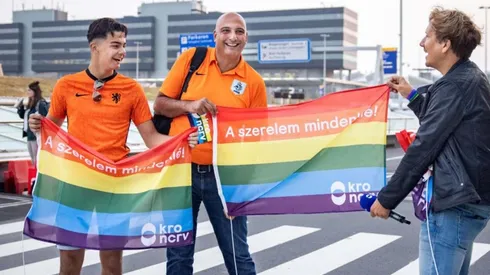 Hinchas holandeses llegaron con banderas LGBT a Budapest
