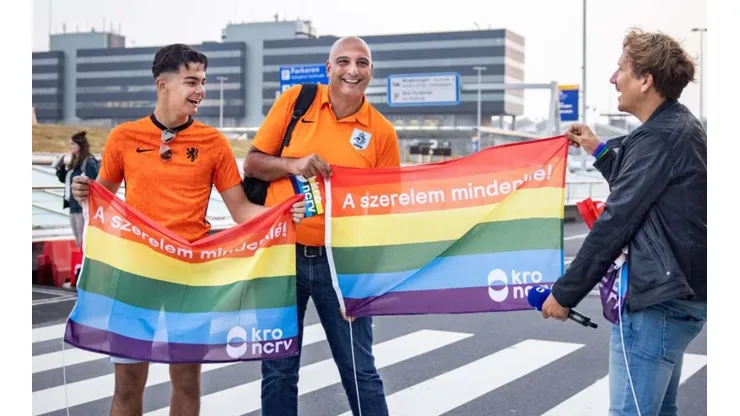 Hinchas holandeses llegaron con banderas LGBT a Budapest