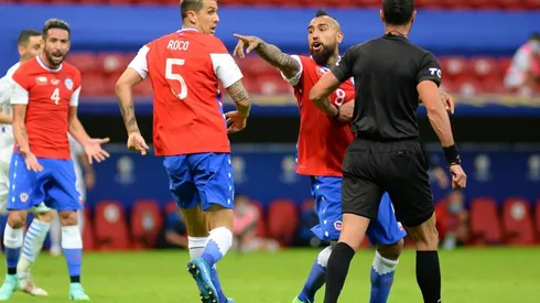 Arturo Vidal reclamando contra Roldán