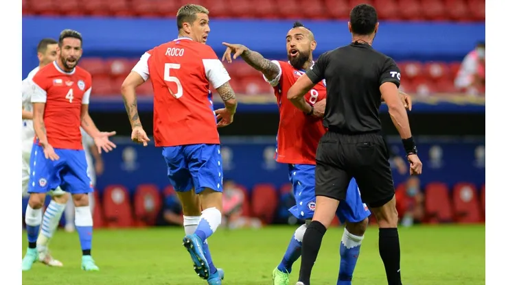 Arturo Vidal reclamando contra Roldán