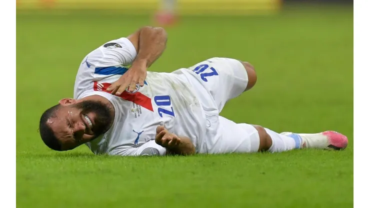 Bareiro sufrió una terrible doble lesión tras el choque con Chile