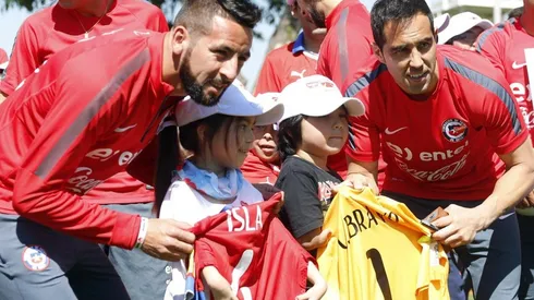 Claudio Bravo y Mauricio Isla, futuros entrenadores de la selección chilena.