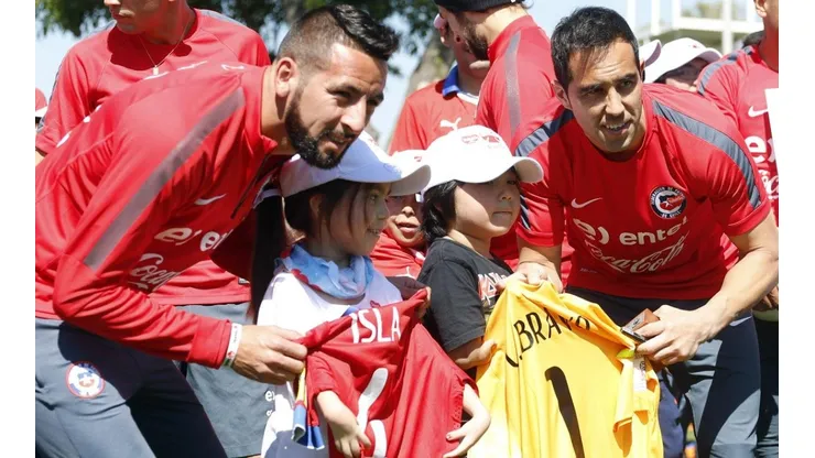 Claudio Bravo y Mauricio Isla, futuros entrenadores de la selección chilena.