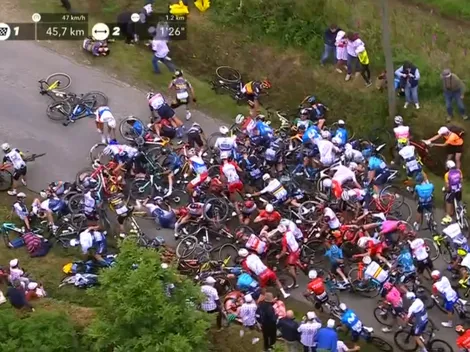 Un espectador provoca una mega caída en el Tour de France