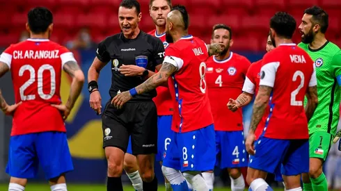 Lasarte se refiere al polémico penal no sancionado a favor de Chile.