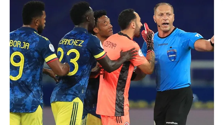 Pitana sigue sumando críticas por su arbitraje en el Brasil-Colombia.
