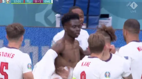 Saka se saca la camiseta tras gol de Sterling