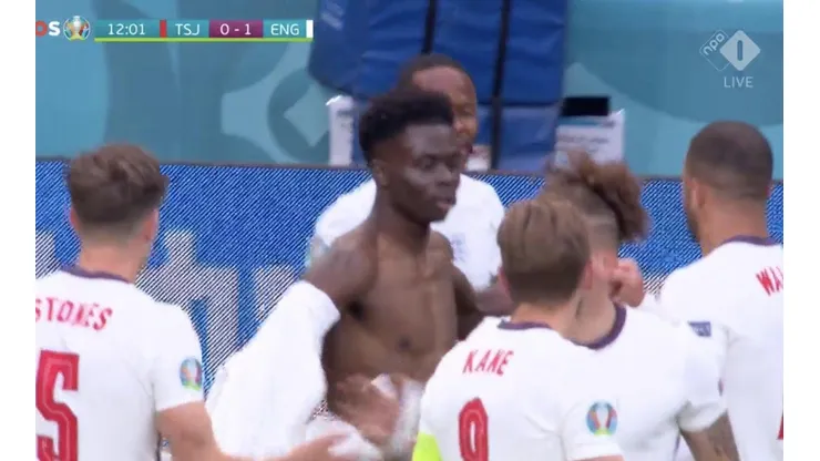 Saka se saca la camiseta tras gol de Sterling