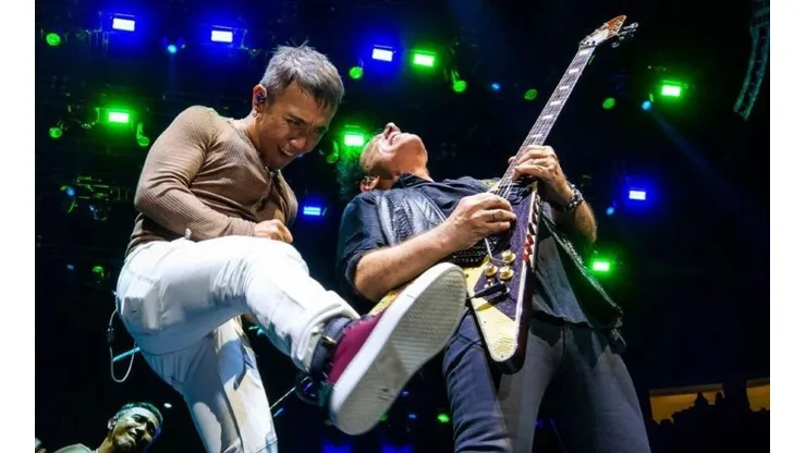 Arnel Pineda y Neal Schon de Journey.
