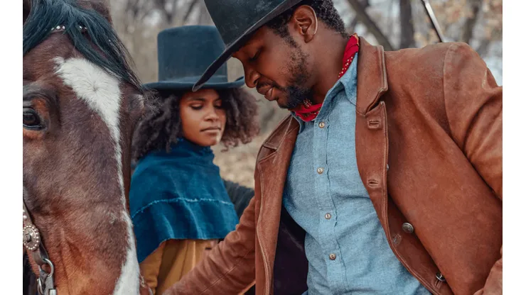 Jonathan Majors y Zazie Beetz en una escena de Más duro van a caer.