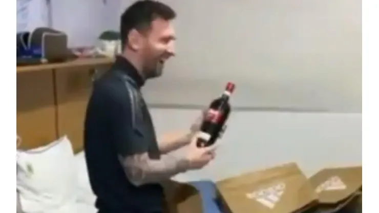 No hay primera sin segunda: dos vinos de regalo recibió Messi