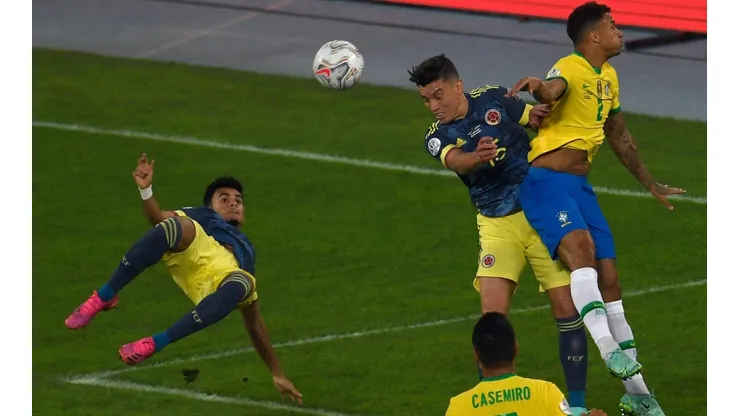 Luis Fernando Díaz al vencer a Weverton en el Colombia vs Brasil.