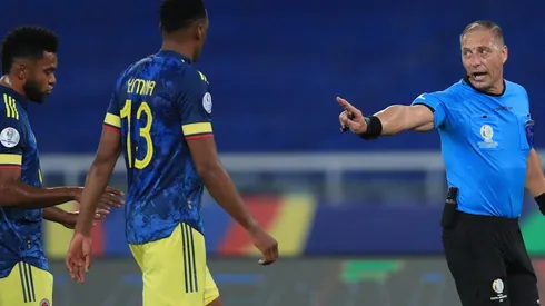 Néstor Pitana es blanco de críticas en Colombia.