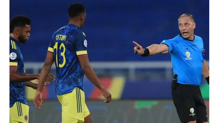 Néstor Pitana es blanco de críticas en Colombia.