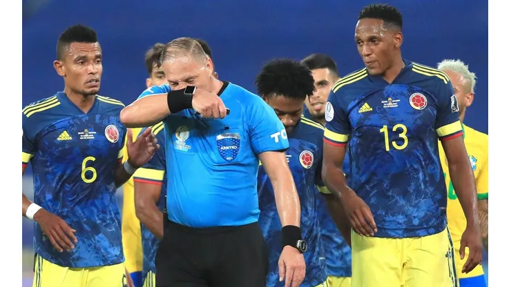 Néstor Pitana decidió dar por válido el gol de Brasil ante Colombia.
