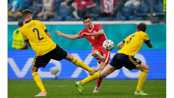 El momento del golazo de Lewandowski a Suecia