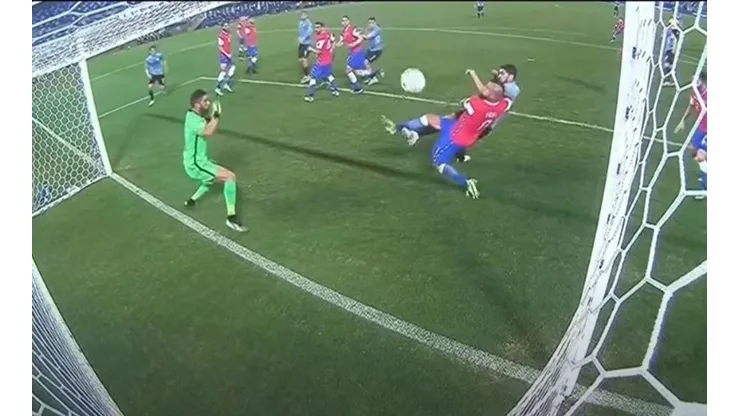 El momento del gol de Luis Suárez frente a Chile