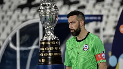 Claudio Bravo dejó caer la opción de retirarse si Chile logra otra Copa América, aunque en un contexto distendido en un live con Mauricio Isla.
