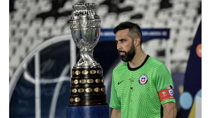 Claudio Bravo dejó caer la opción de retirarse si Chile logra otra Copa América, aunque en un contexto distendido en un live con Mauricio Isla.