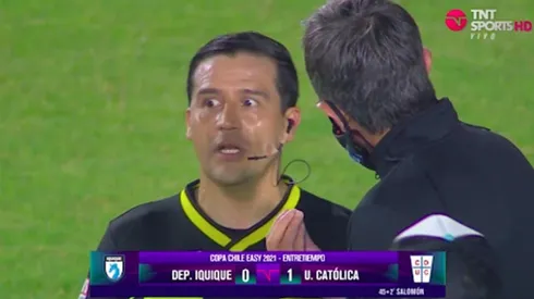 El juez Felipe González cobró un córner polémico previo al gol de la UC.