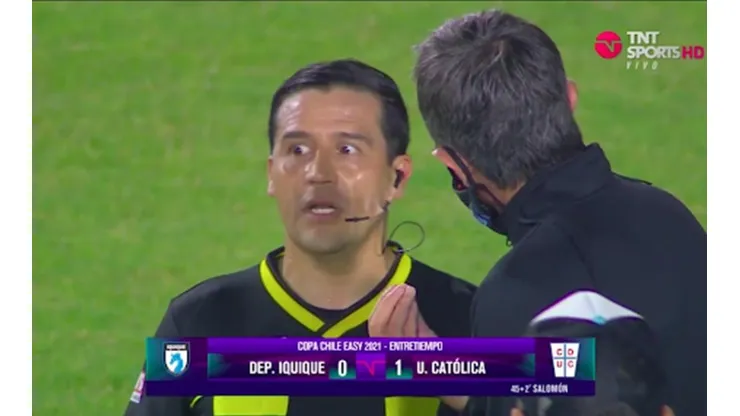 El juez Felipe González cobró un córner polémico previo al gol de la UC.