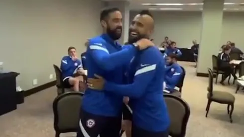 Volvió la alegría señores. Los puntales de la selección chilena, Claudio Bravo y Arturo Vidal, se dieron un abrazo en la concentración de la Copa América