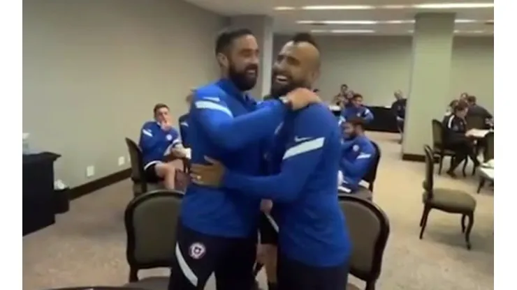 Volvió la alegría señores. Los puntales de la selección chilena, Claudio Bravo y Arturo Vidal, se dieron un abrazo en la concentración de la Copa América