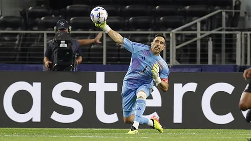 Claudio Bravo atajando en la Copa América, el que pudo ser su último torneo como profesional