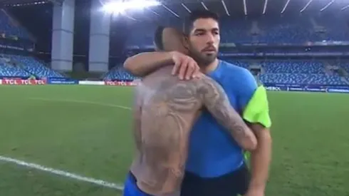 Arturo Vidal y Luis Suárez se abrazan tras el partido en Cuiabá