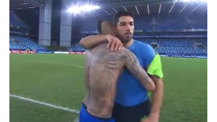 Arturo Vidal y Luis Suárez se abrazan tras el partido en Cuiabá