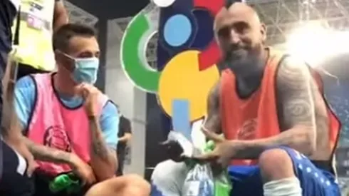 Arturo Vidal se mostró muy animado conversando con su compañero uruguayo en el Inter de Milán, Matías Vecino