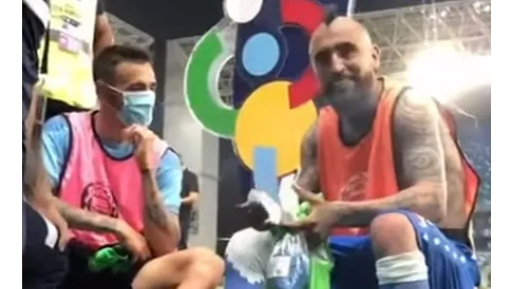 Arturo Vidal se mostró muy animado conversando con su compañero uruguayo en el Inter de Milán, Matías Vecino